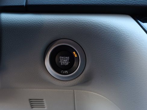 Used 2023 Chrysler Pacifica Touring-L image 25