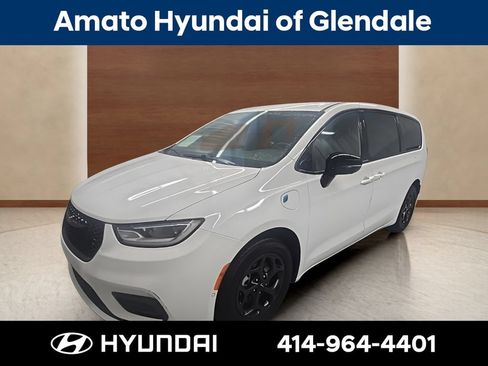 Used 2024 Chrysler Pacifica Limited FWD image 1