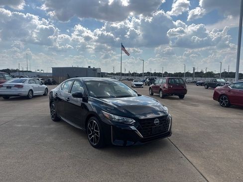 Certified 2025 Nissan Sentra SR FWD image 1