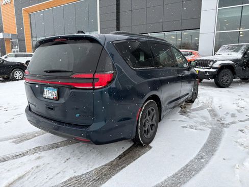 Used 2024 Chrysler Pacifica Premium image 4