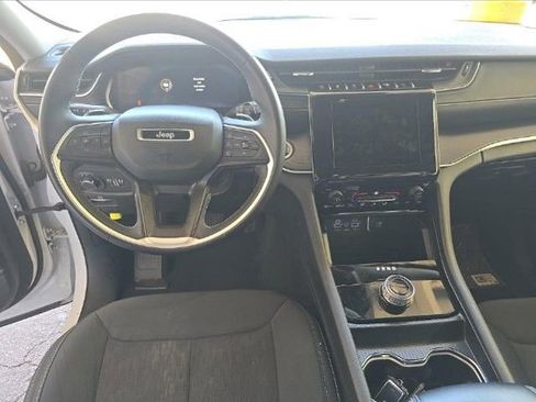 Used 2024 Jeep Grand Cherokee Laredo AWD/4WD image 7