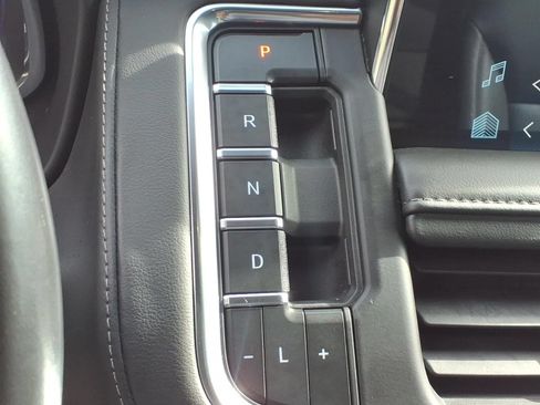 Used 2022 Chevrolet Suburban LT RWD image 21