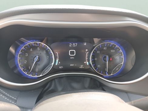 Used 2024 Chrysler Pacifica Touring-L FWD image 25