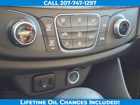 Used 2021 Chevrolet Traverse LS image 18