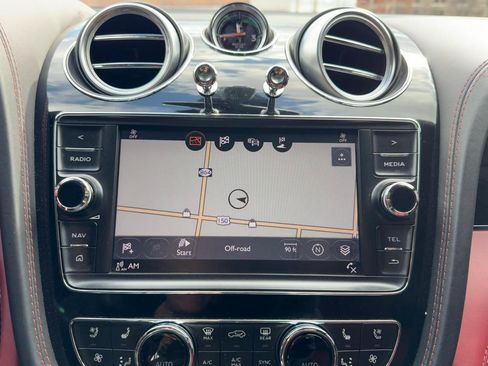 Used 2018 Bentley Bentayga Onyx Edition image 12