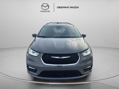 Used 2022 Chrysler Pacifica Touring-L image 2