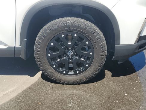 Used 2025 Honda Pilot Touring image 7