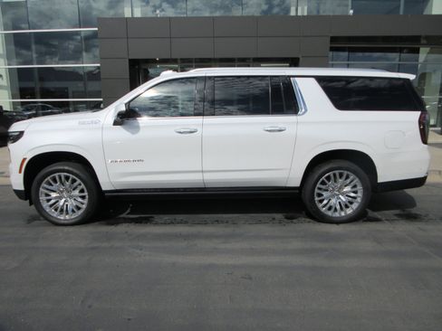 Used 2025 Chevrolet Suburban High Country AWD/4WD image 5