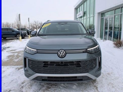 Used 2025 Volkswagen Tiguan SE image 2