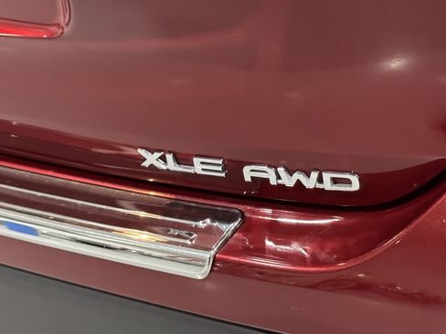 Used 2020 Toyota Highlander XLE image 48