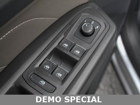 Used 2023 Volkswagen Atlas Cross Sport SE image 17