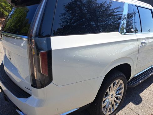 Used 2022 Cadillac Escalade ESV Premium Luxury AWD/4WD image 18