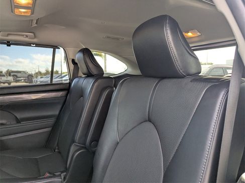 Used 2022 Toyota Highlander Limited image 19