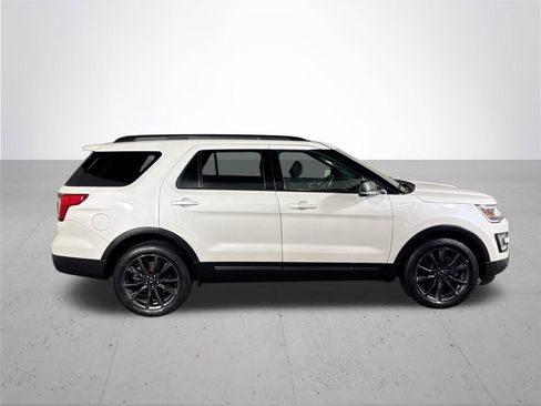 Used 2017 Ford Explorer XLT w/ Equipment Group 202A AWD/4WD image 5