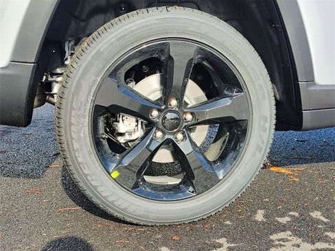 New 2025 Jeep Grand Cherokee Altitude image 6