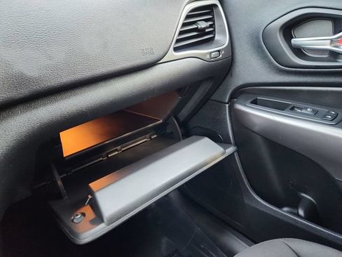 Used 2019 Jeep Cherokee Latitude w/ Popular Appearance Group FWD image 42