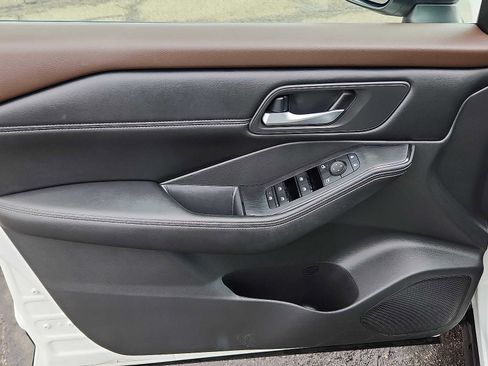 Used 2022 Nissan Rogue SV w/ SV Premium Package image 12