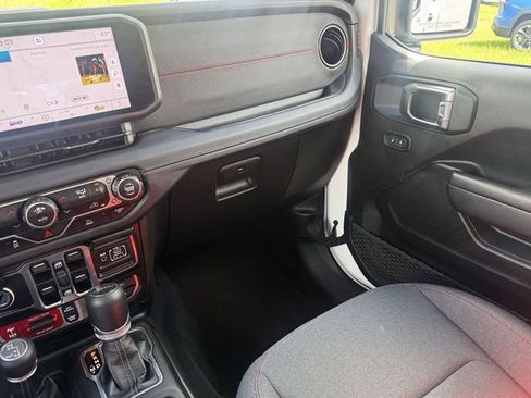 Used 2025 Jeep Gladiator Rubicon AWD/4WD image 17
