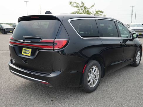 Used 2026 Chrysler Pacifica Select FWD image 6