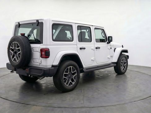 Used 2025 Jeep Wrangler Unlimited Sahara AWD/4WD image 9