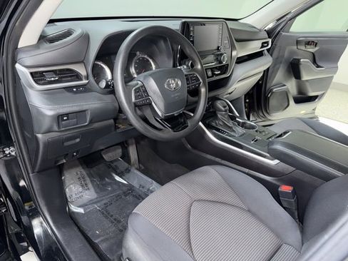 Used 2021 Toyota Highlander L FWD image 11
