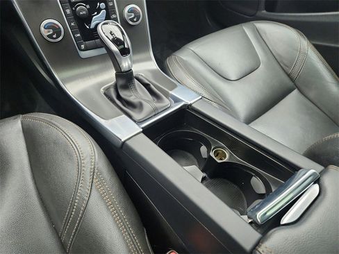 Used 2016 Volvo V60 T5 Cross Country image 15