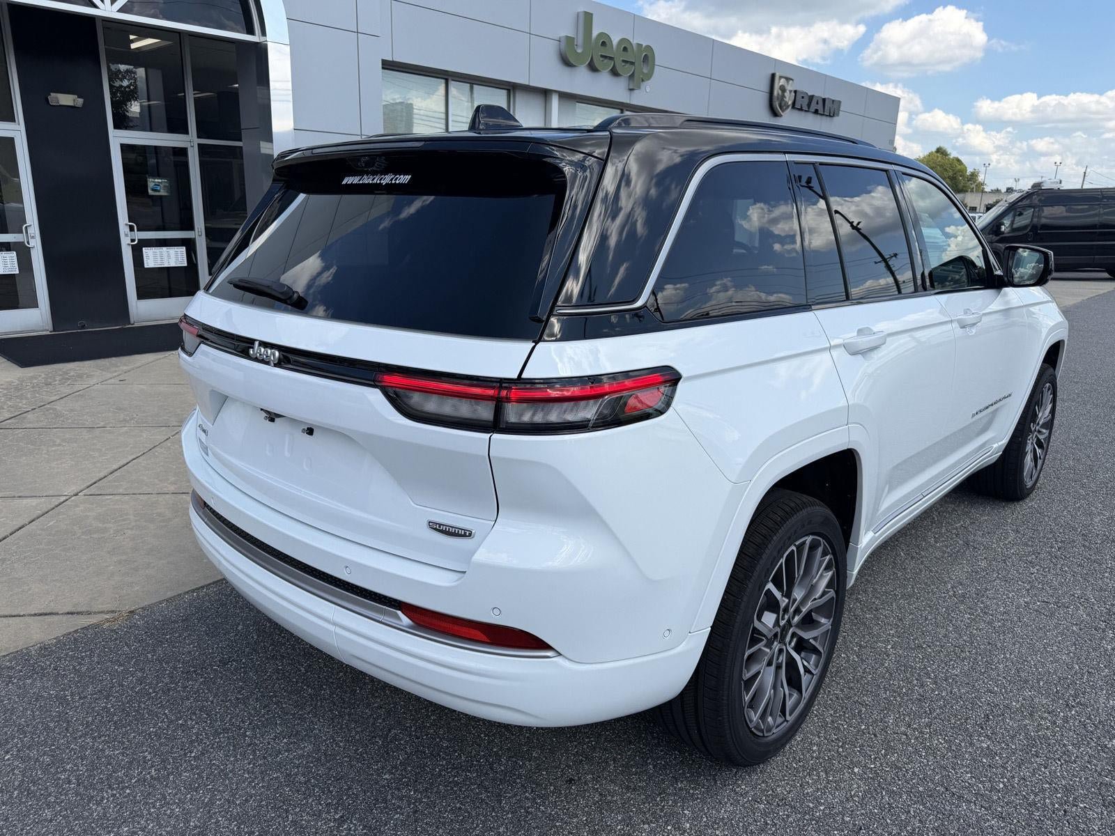 New 2027 Jeep Grand Cherokee Summit AWD/4WD image 19