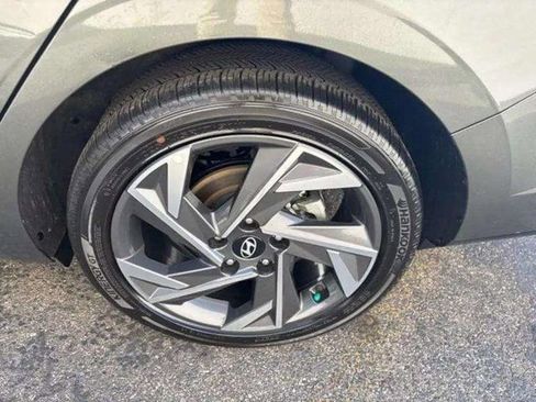 Used 2025 Hyundai Elantra SEL image 13