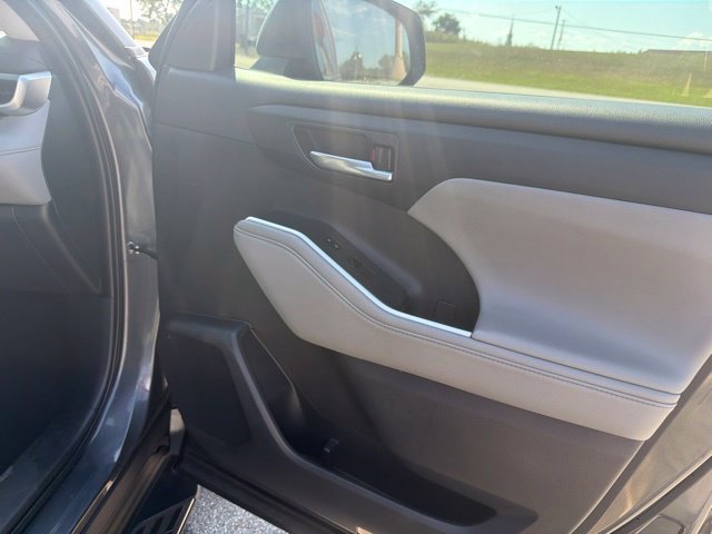 Used 2024 Toyota Highlander XLE FWD image 28