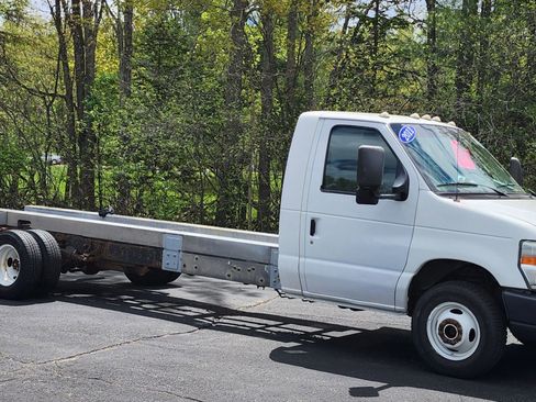 Used 2011 Ford E-450 and Econoline 450 Super Duty RWD image 2