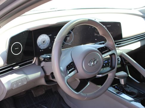 Used 2023 Hyundai Elantra SEL w/ Convenience Package FWD image 10
