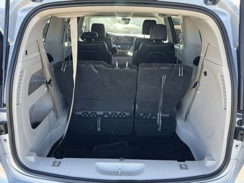Used 2024 Chrysler Pacifica Touring-L image 7