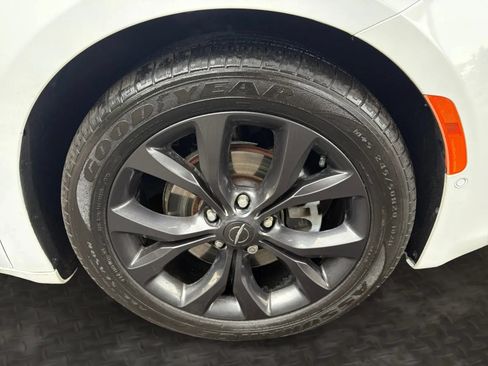 Used 2019 Chrysler Pacifica Limited w/ Advanced Safetytec Group FWD image 40