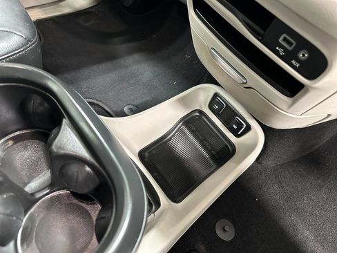 Used 2018 Chrysler Pacifica Touring-L FWD image 21