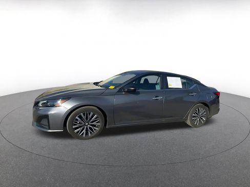 Used 2025 Nissan Altima 2.5 SV FWD image 8