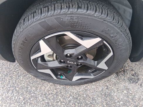 Used 2025 Kia Seltos S image 17