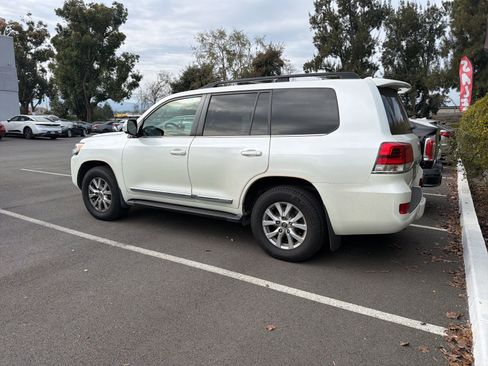 Used 2017 Toyota Land Cruiser image 4