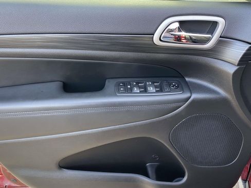 Used 2020 Jeep Grand Cherokee Laredo image 16