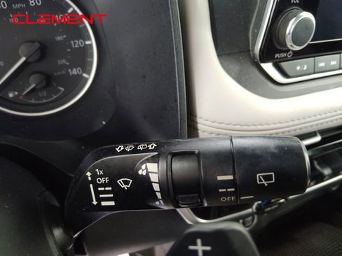 Used 2022 Nissan Rogue SV AWD/4WD image 16