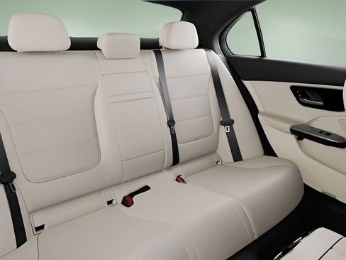 Used 2025 Mercedes-Benz C 300 Sedan image 40