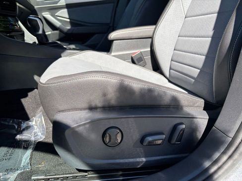 Used 2025 Volkswagen Jetta SE image 27