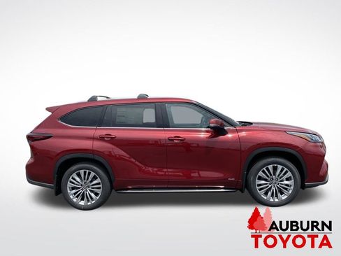 New 2026 Toyota Highlander Platinum AWD/4WD image 2