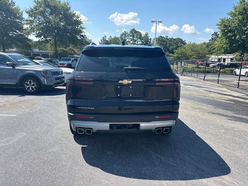 Used 2025 Chevrolet Traverse LT FWD image 4