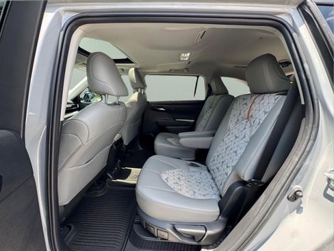 Used 2023 Toyota Highlander Bronze Edition FWD image 14