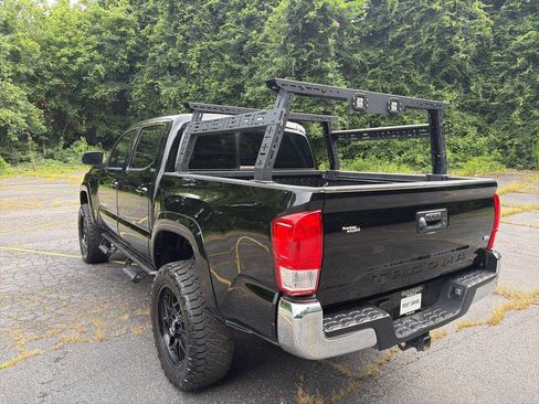 Used 2017 Toyota Tacoma SR5 w/ Tow Package RWD image 5