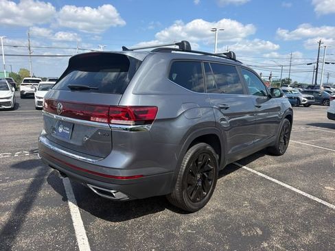 Used 2024 Volkswagen Atlas SE AWD/4WD image 4