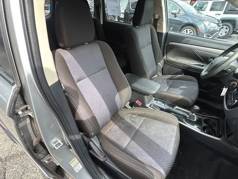 Used 2018 Mitsubishi Outlander ES FWD image 16