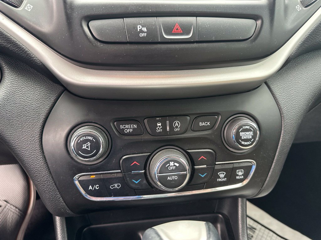 Used 2017 Jeep Cherokee Limited w/ Luxury Group FWD image 6
