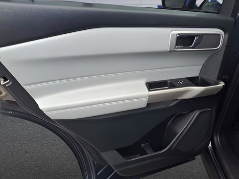 Used 2022 Ford Explorer XLT w/ Equipment Group 202A image 11