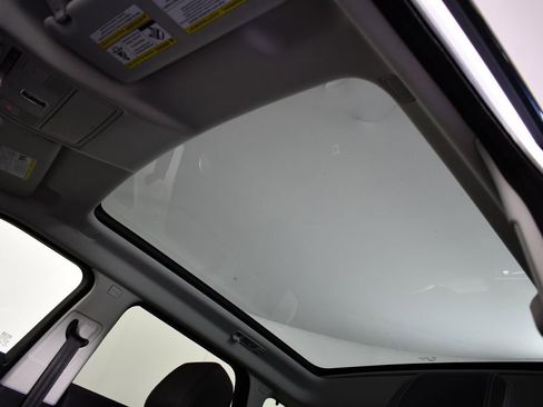 Used 2019 Land Rover Range Rover Evoque SE Premium image 30